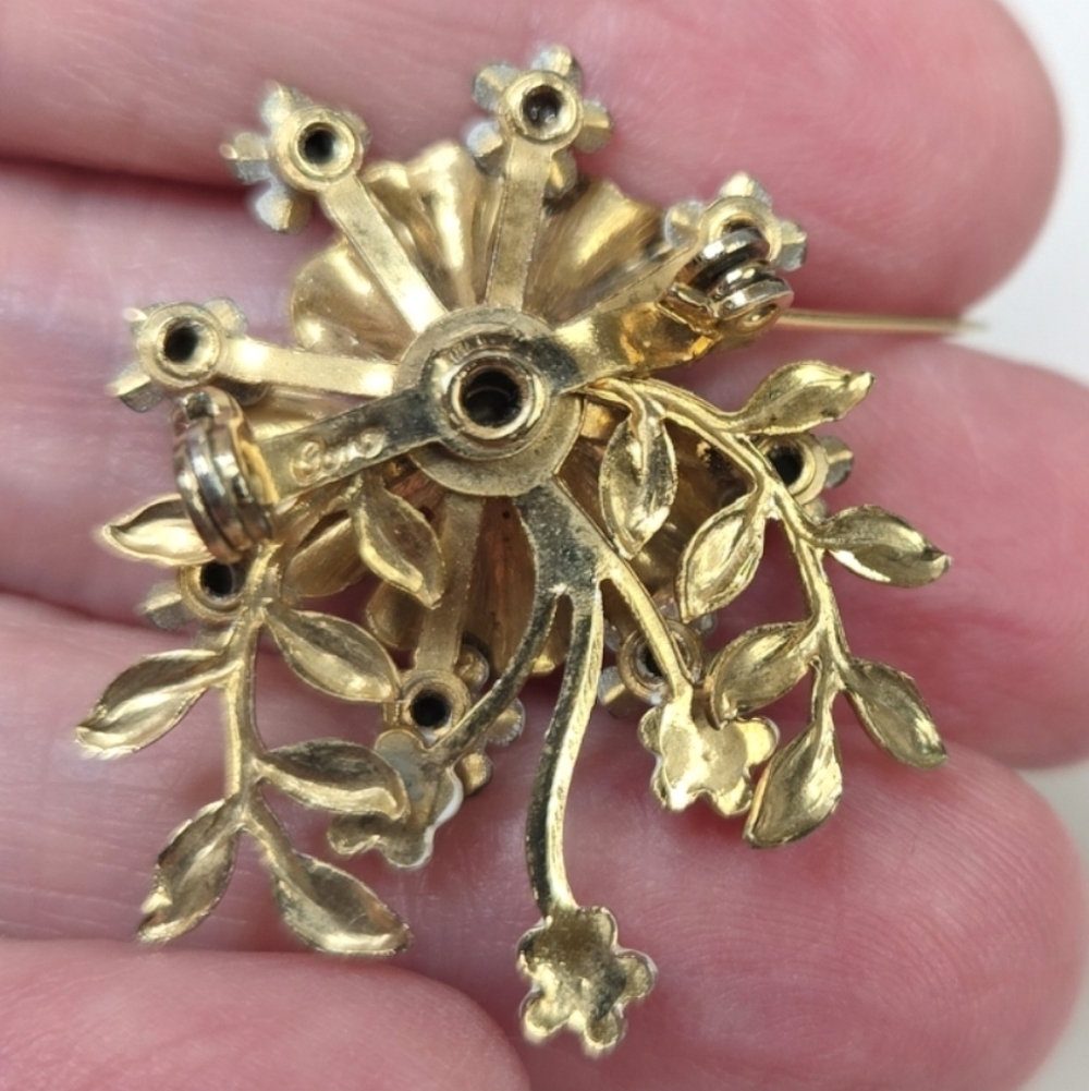 Vintage Coro White Enamal & Rhinestone Flower Bouquet Brooch Pin - Picture 6 of 8